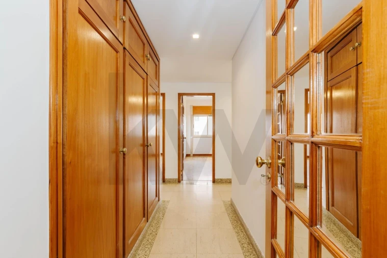 Apartamento T4 para Arrendamento em Alvalade Foto 13