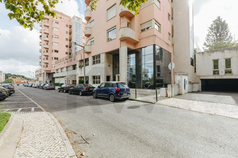 Apartamento T4 para Arrendamento em Alvalade Foto 6