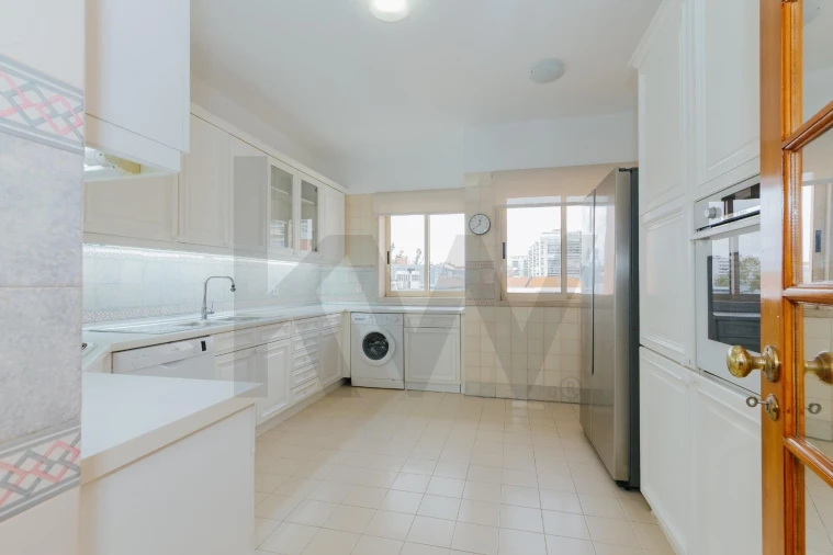 Apartamento T4 para Arrendamento em Alvalade Foto 7