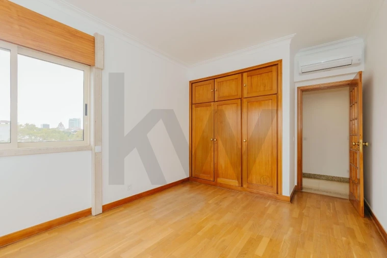 Apartamento T4 para Arrendamento em Alvalade Foto 25