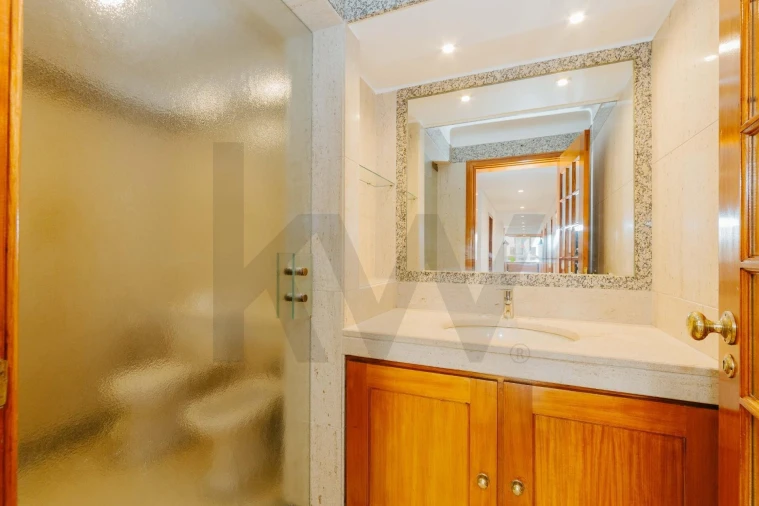 Apartamento T4 para Arrendamento em Alvalade Foto 28