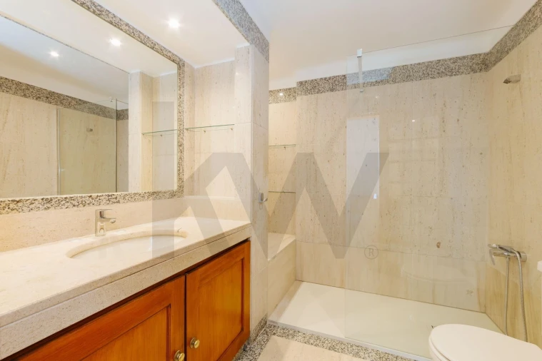 Apartamento T4 para Arrendamento em Alvalade Foto 22