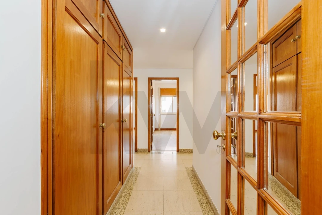 Apartamento T4 para Arrendamento em Alvalade Foto 13