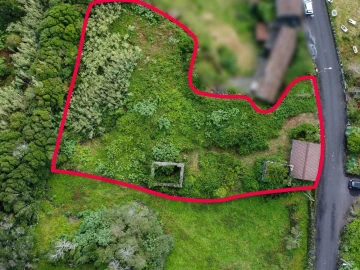 Terreno para Venda em Calheta de Nesquim
