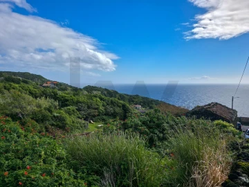 Terreno para Venda em Calheta de Nesquim