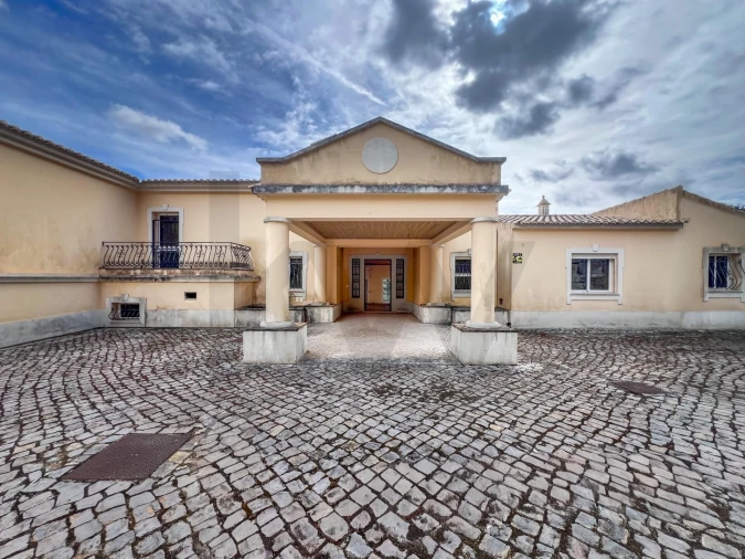 Moradia T4 para Venda em Santa Barbara de Nexe Foto 1