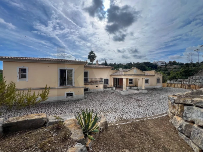 Moradia T4 para Venda em Santa Barbara de Nexe Foto 2