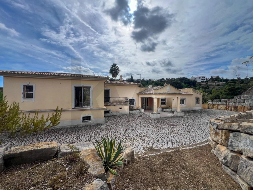 Moradia T4 para Venda em Santa Barbara de Nexe Foto 2