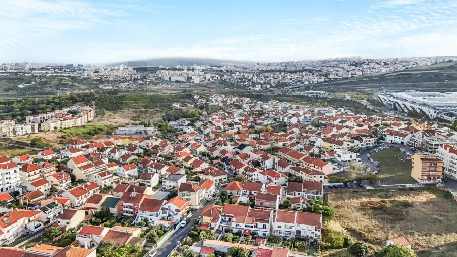 Moradia T4 para Venda em Pontinha e Famões Foto 13