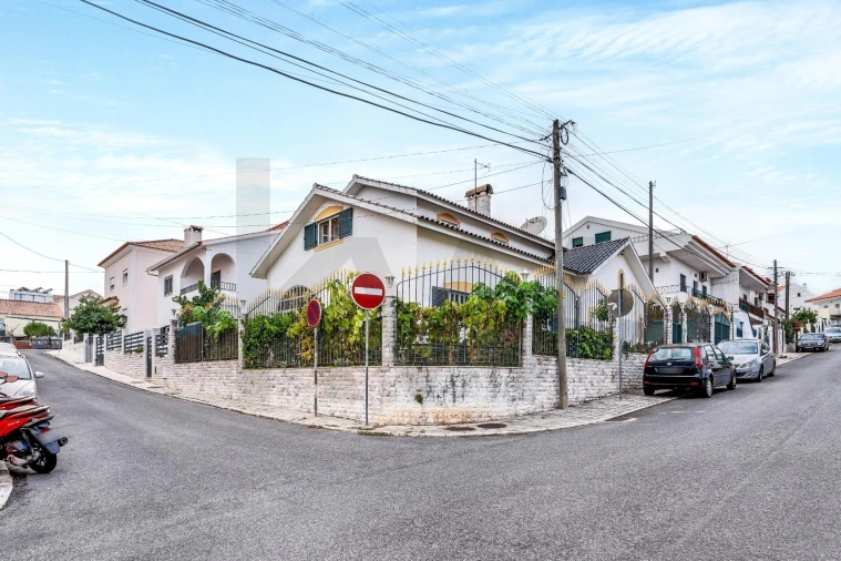 Moradia T4 para Venda em Pontinha e Famões Foto 21