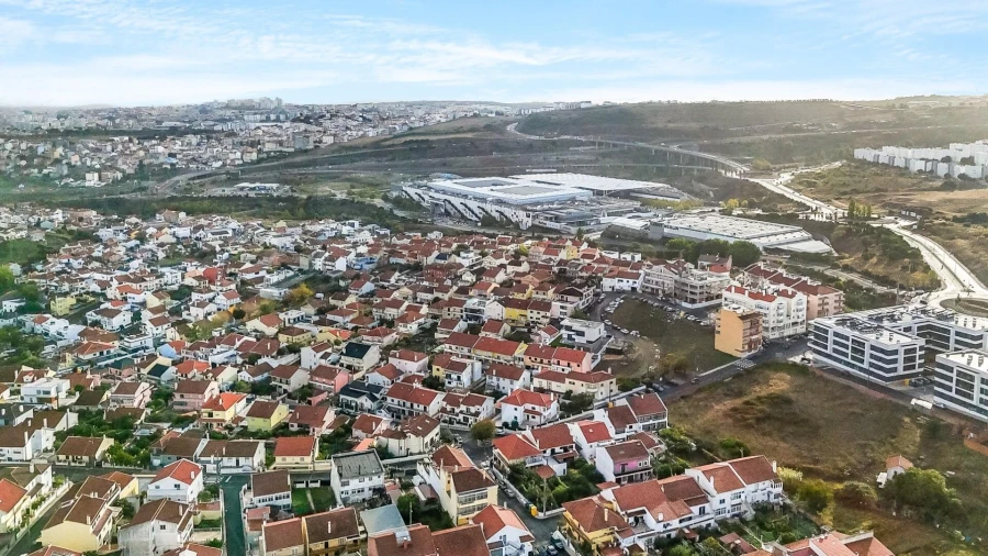 Moradia T4 para Venda em Pontinha e Famões Foto 12