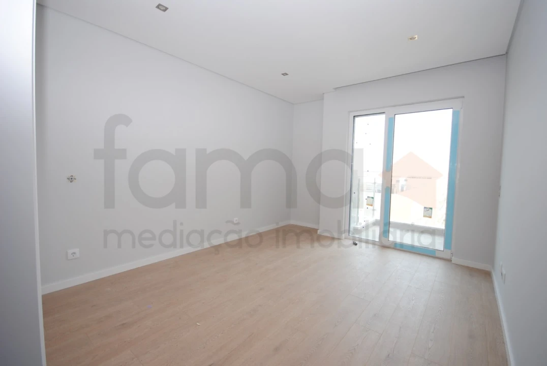 Apartamento T3 para Venda em Carcavelos e Parede Foto 2