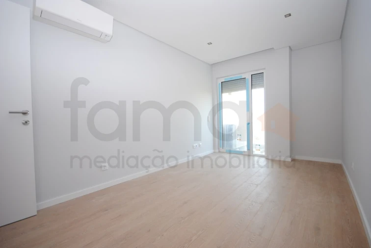 Apartamento T3 para Venda em Carcavelos e Parede Foto 9