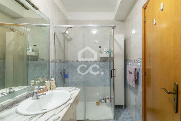 Apartamento T2 para Venda em Castêlo da Maia Foto 6