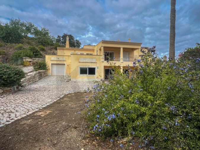 Moradia T4 para Venda em Santa Barbara de Nexe Foto 9