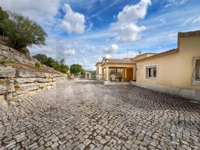 Moradia T4 para Venda em Santa Barbara de Nexe Foto 3