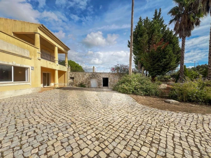 Moradia T4 para Venda em Santa Barbara de Nexe Foto 6