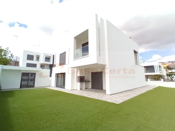 Moradia T4 para Venda em Corroios Foto 3