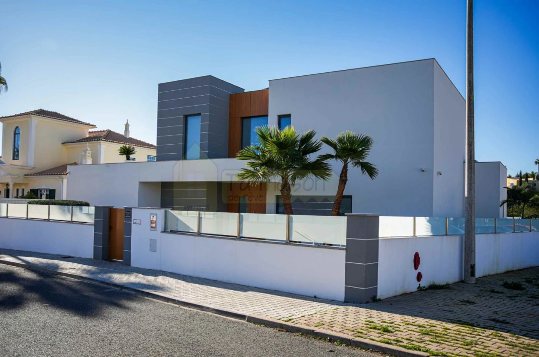 Moradia T4 para Venda em Guia Foto 40