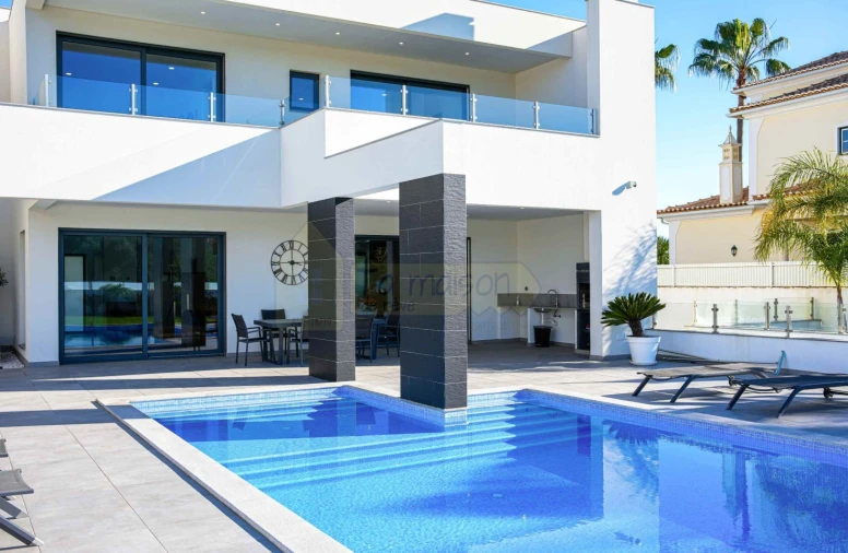 Moradia T4 para Venda em Guia Foto 33