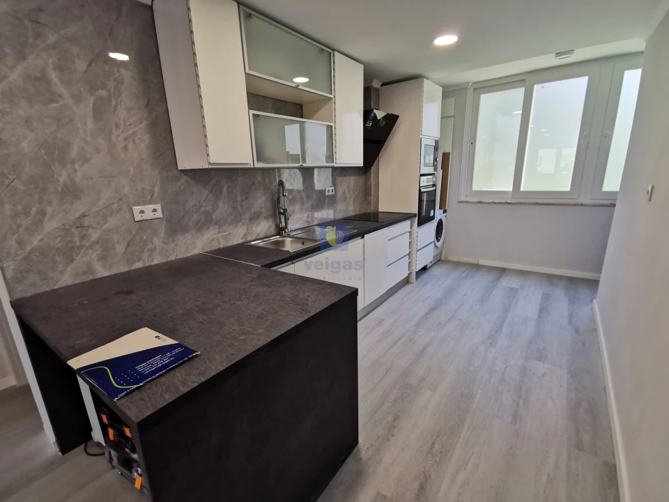 Apartamento T2 para Venda em Benfica Foto 2