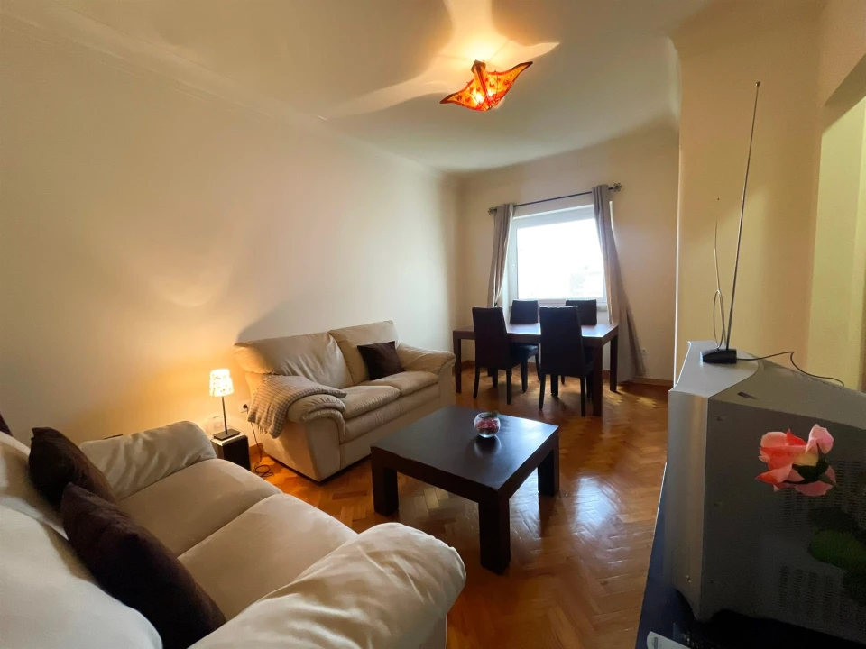 Apartamento T2 para Arrendamento em Benfica Foto 4