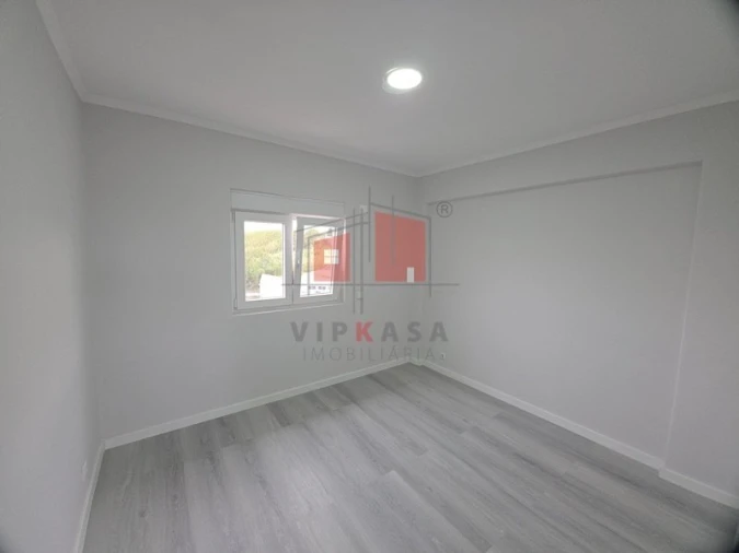 Apartamento T2 para Venda em Pontinha e Famões Foto 5