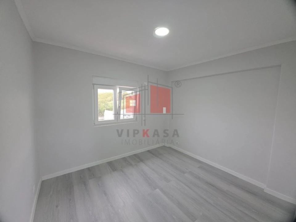 Apartamento T2 para Venda em Pontinha e Famões Foto 5