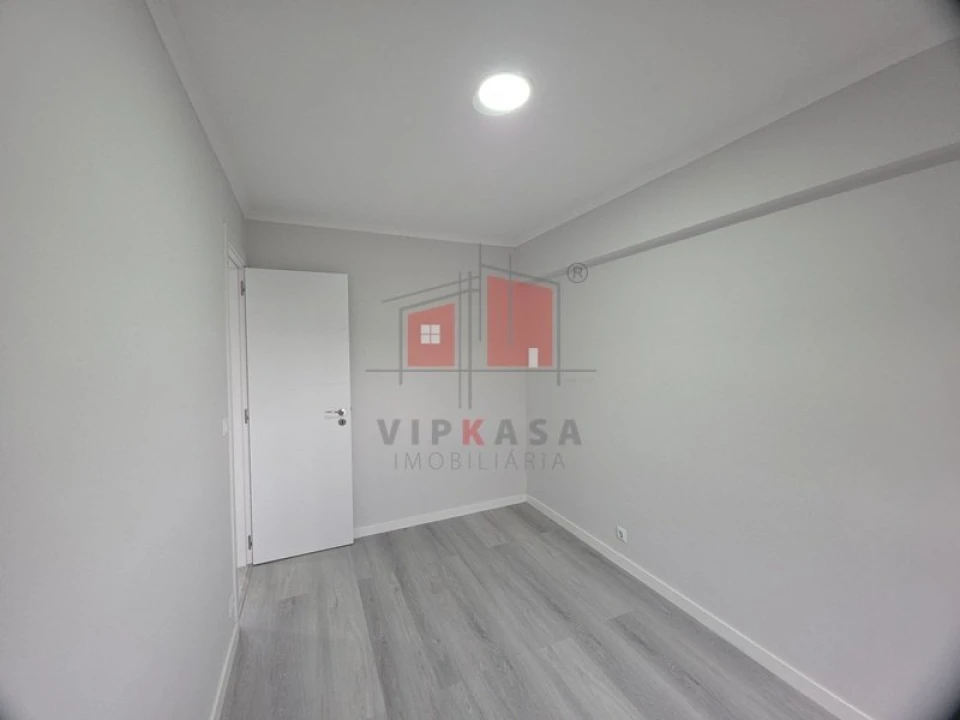 Apartamento T2 para Venda em Pontinha e Famões Foto 4