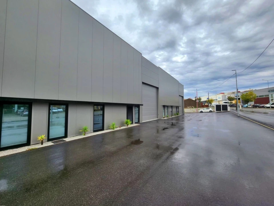 Armazém para Arrendamento em Milheiros Foto 2