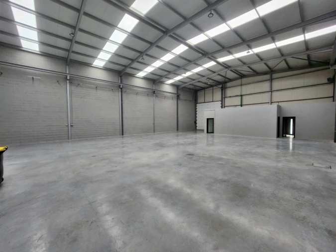 Armazém para Arrendamento em Milheiros Foto 4