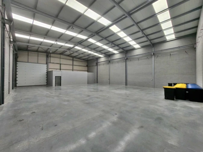 Armazém para Arrendamento em Milheiros