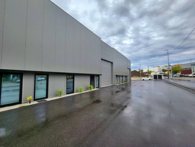 Armazém para Arrendamento em Milheiros Foto 2