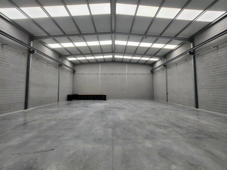 Armazém para Arrendamento em Milheiros Foto 1