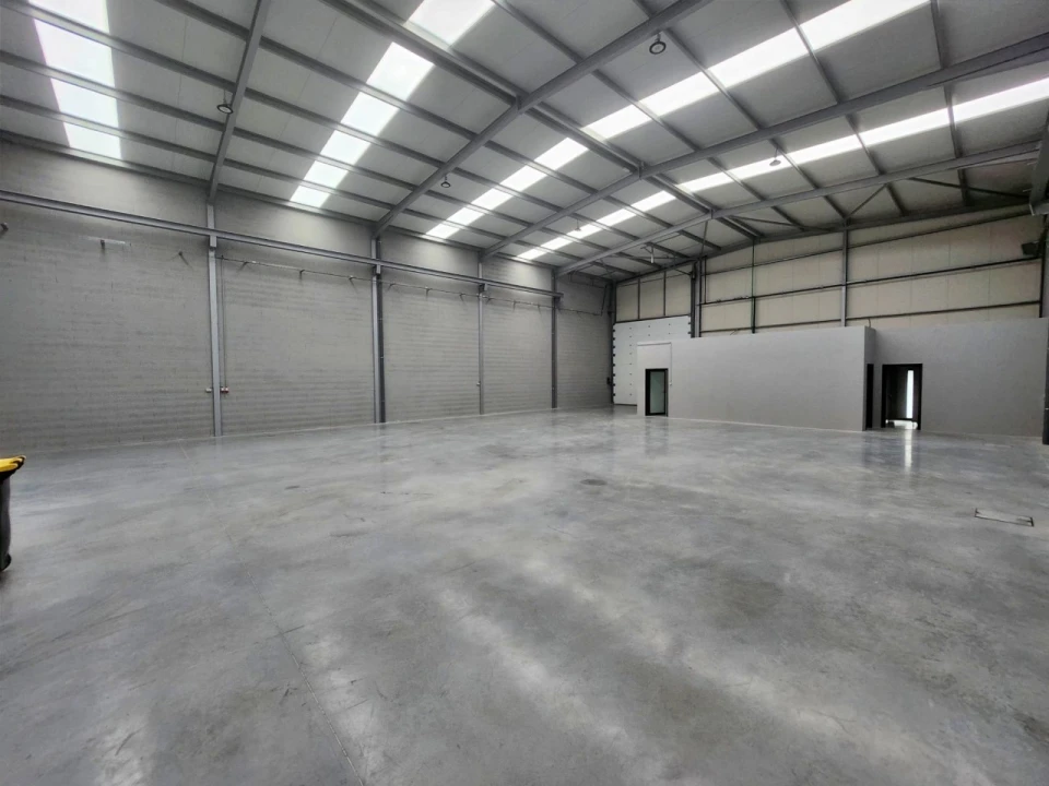 Armazém para Arrendamento em Milheiros Foto 2