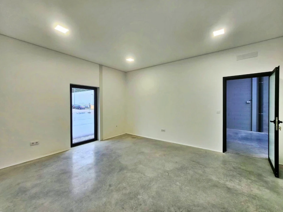 Armazém para Arrendamento em Milheiros Foto 3