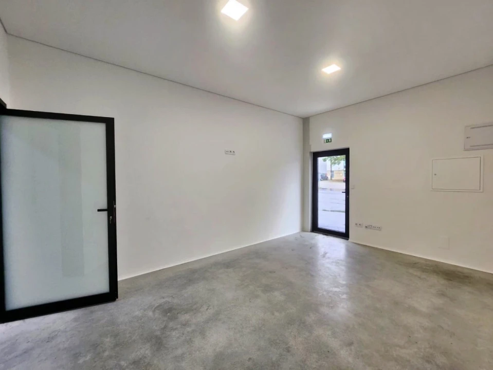 Armazém para Arrendamento em Milheiros Foto 4