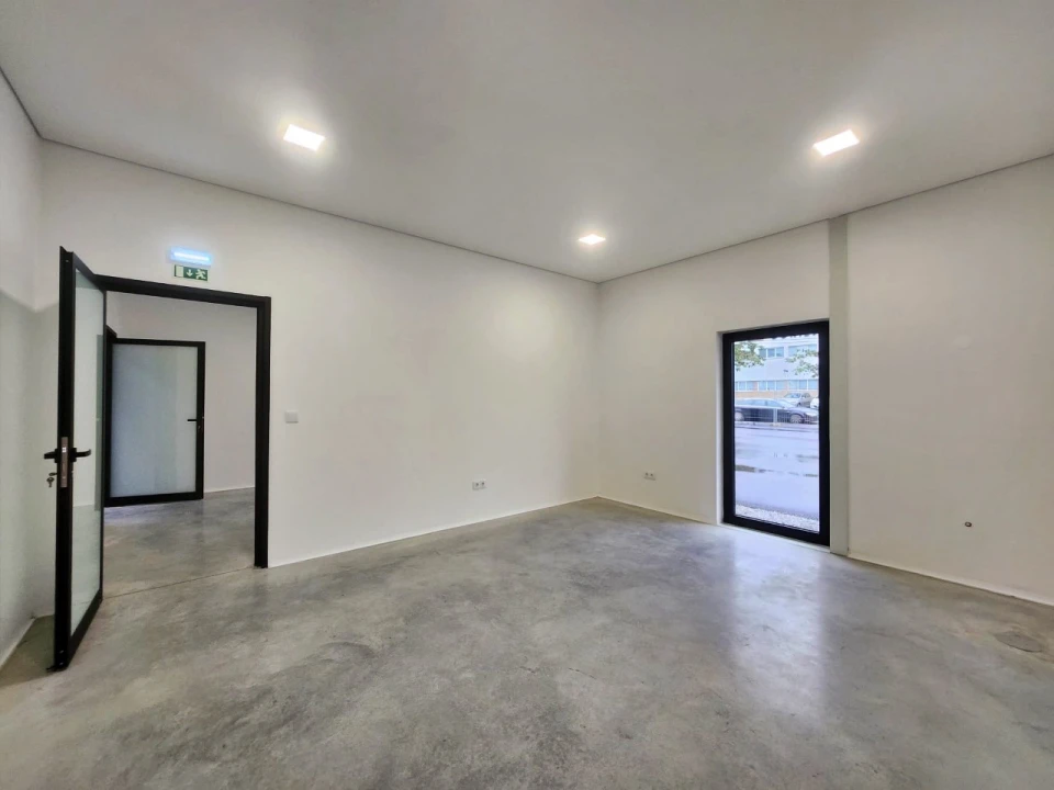 Armazém para Arrendamento em Milheiros Foto 5