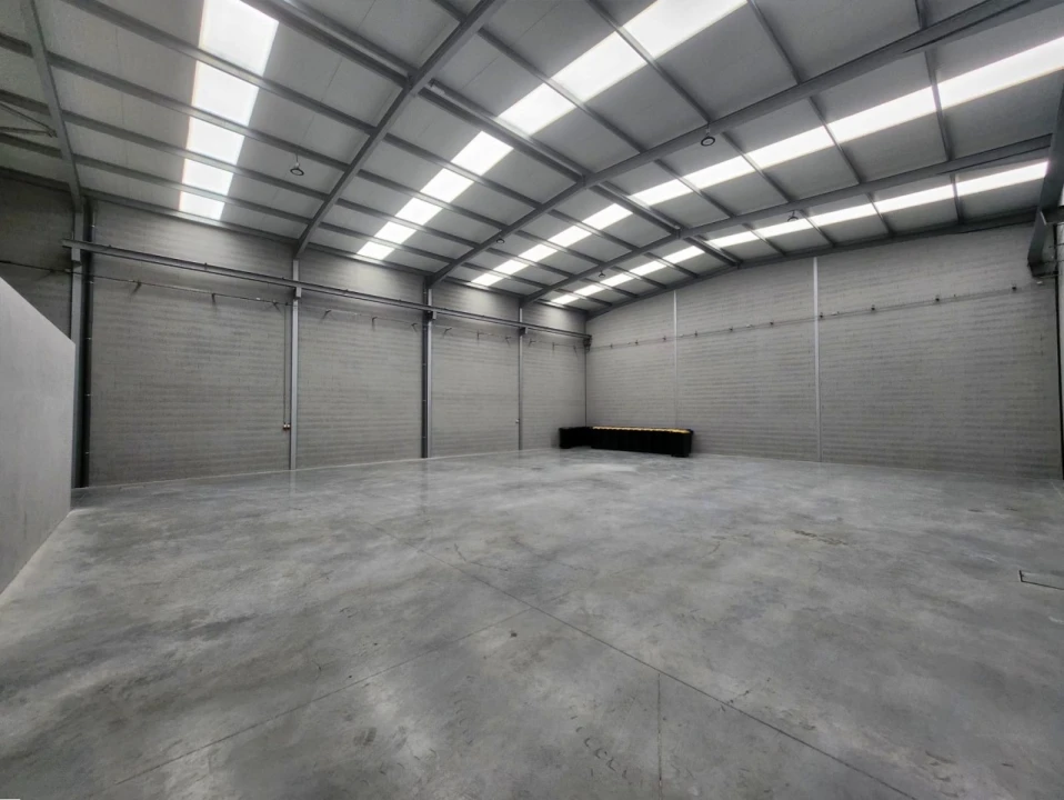 Armazém para Arrendamento em Milheiros Foto 11