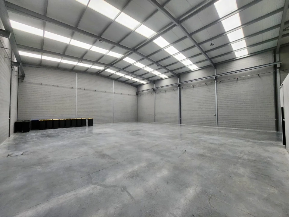 Armazém para Arrendamento em Milheiros Foto 12