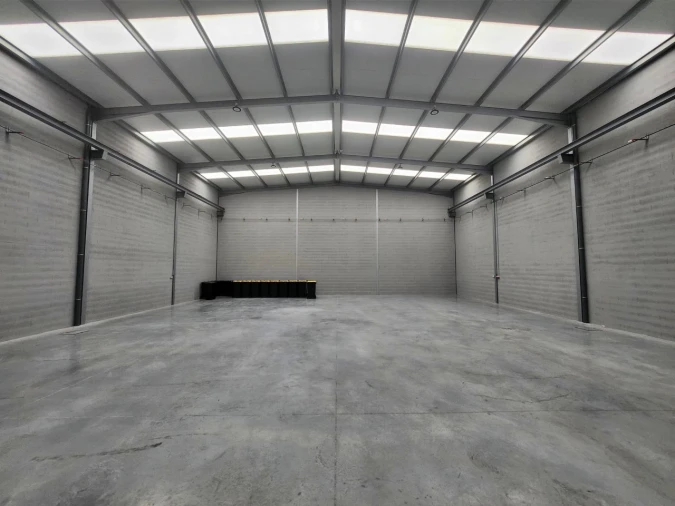 Armazém para Arrendamento em Milheiros