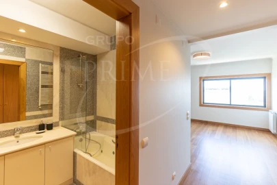 Apartamento T4 para Arrendamento em Aldoar, Foz do Douro e Nevogilde