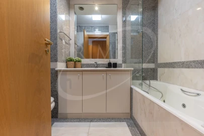 Apartamento T4 para Arrendamento em Aldoar, Foz do Douro e Nevogilde