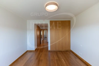 Apartamento T4 para Arrendamento em Aldoar, Foz do Douro e Nevogilde