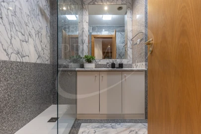 Apartamento T4 para Arrendamento em Aldoar, Foz do Douro e Nevogilde