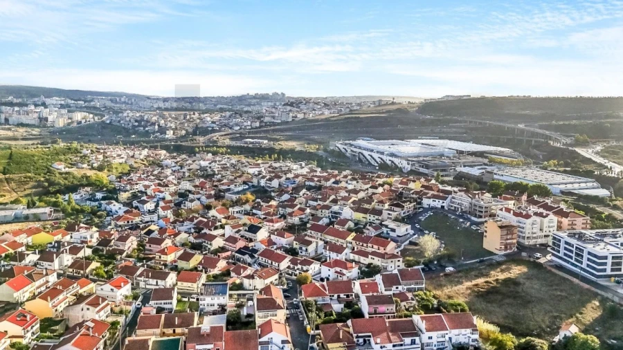 Moradia T4 para Venda em Pontinha e Famões Foto 15