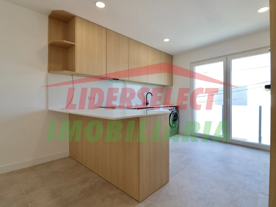 Apartamento T2 para Venda em Santa Maria, São Pedro e Matacães Foto 5