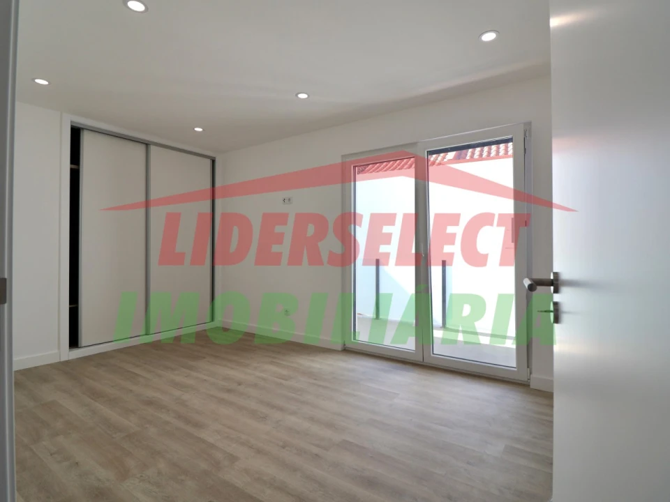 Apartamento T2 para Venda em Santa Maria, São Pedro e Matacães Foto 16