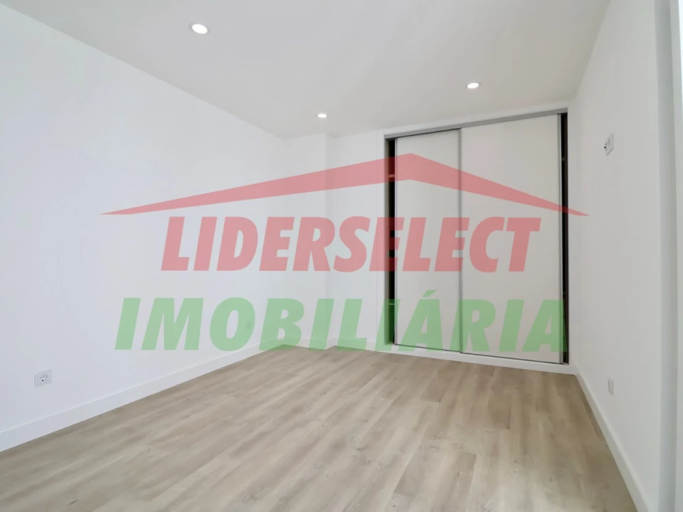 Apartamento T2 para Venda em Santa Maria, São Pedro e Matacães Foto 17