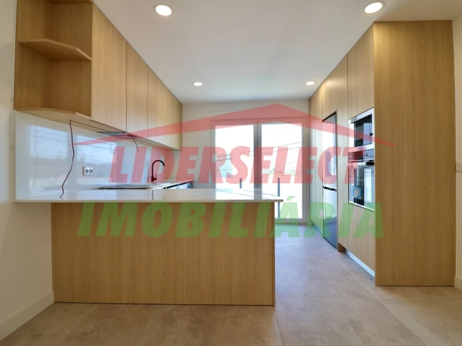 Apartamento T2 para Venda em Santa Maria, São Pedro e Matacães Foto 7